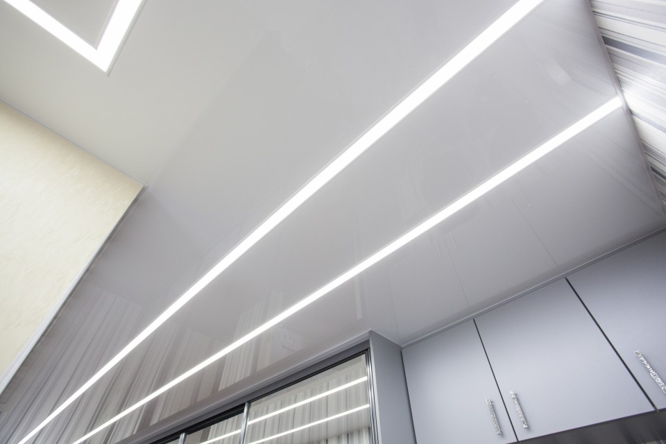 Заказать световые потолки с линией света в г. Савинский